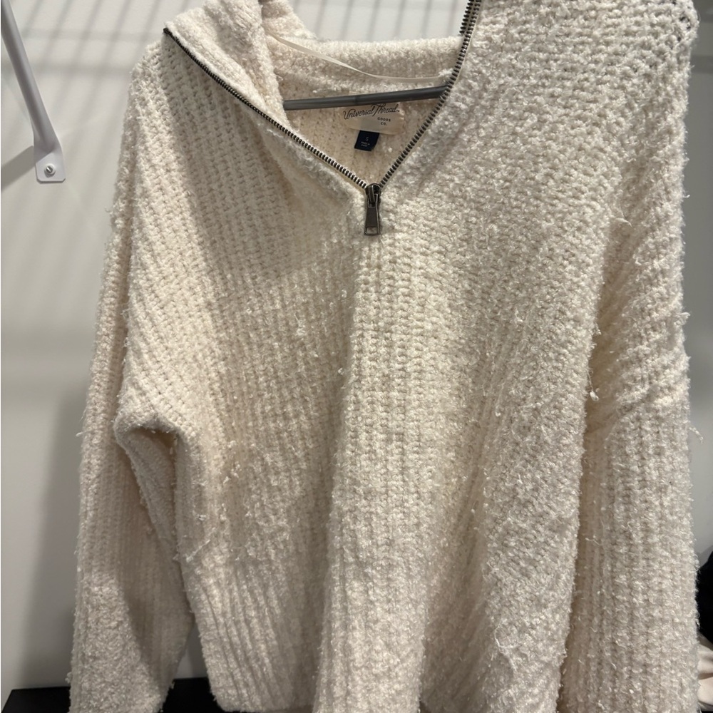 Universal Thread Cream V-Neck Sweater